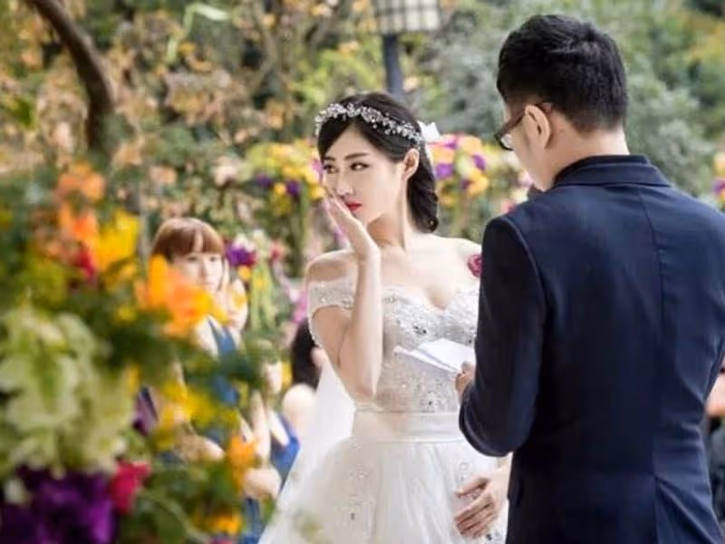 體諒老公家貧沒要聘禮，哪知公婆婚禮當天狂吹兒媳倒貼，老公也沾沾自喜，新娘當場霸氣回應，親戚全懵了