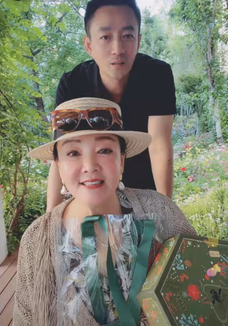 張蘭自曝和汪小菲已無聯繫，深夜自責稱是不合格的母親，隔空道歉