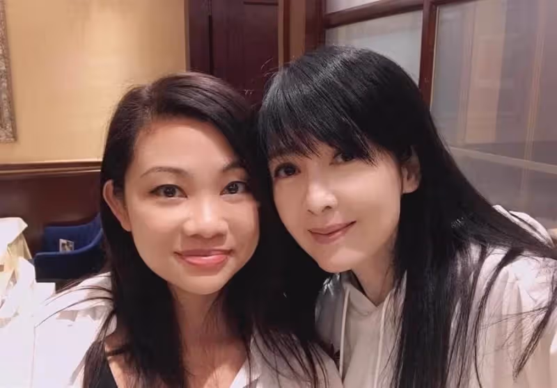 周慧敏爬山被偶遇，穿衣太有初戀感，55歲還是少女顏說25歲我都信