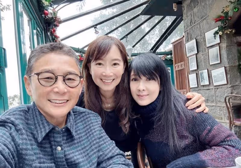 周慧敏爬山被偶遇，穿衣太有初戀感，55歲還是少女顏說25歲我都信