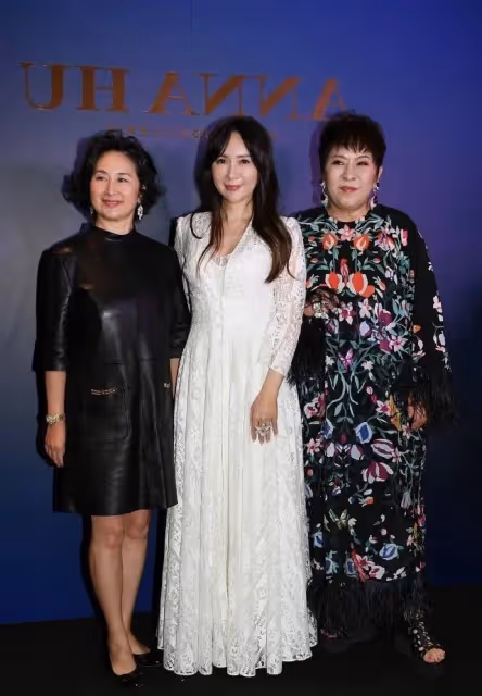 60歲何超瓊才是真名媛，穿黑色皮裙大氣時髦，連向太也被搶了風頭