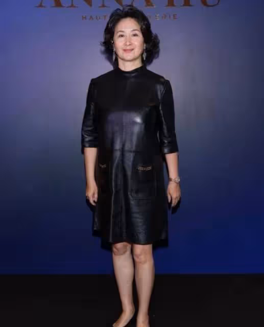60歲何超瓊才是真名媛，穿黑色皮裙大氣時髦，連向太也被搶了風頭