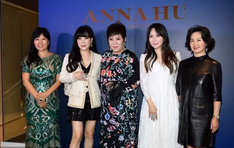 60歲何超瓊才是真名媛，穿黑色皮裙大氣時髦，連向太也被搶了風頭