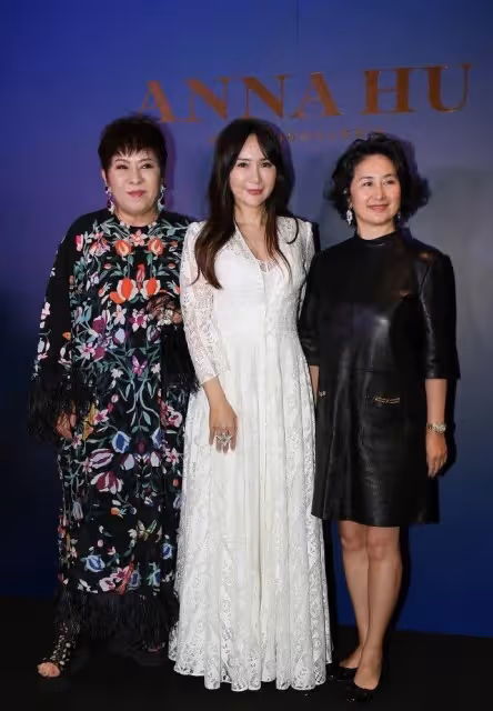 60歲何超瓊才是真名媛，穿黑色皮裙大氣時髦，連向太也被搶了風頭