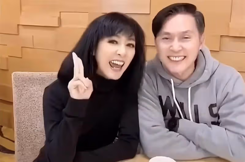 米雪拼桌喝下午茶舉止親密，穿黑色皮膚超亮白，67歲至今仍單身