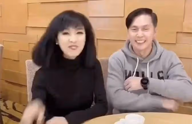 米雪拼桌喝下午茶舉止親密，穿黑色皮膚超亮白，67歲至今仍單身