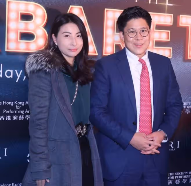 郭晶晶出席豪門派對，一改樸素拎53萬名牌包，與霍啟剛牽手太甜蜜