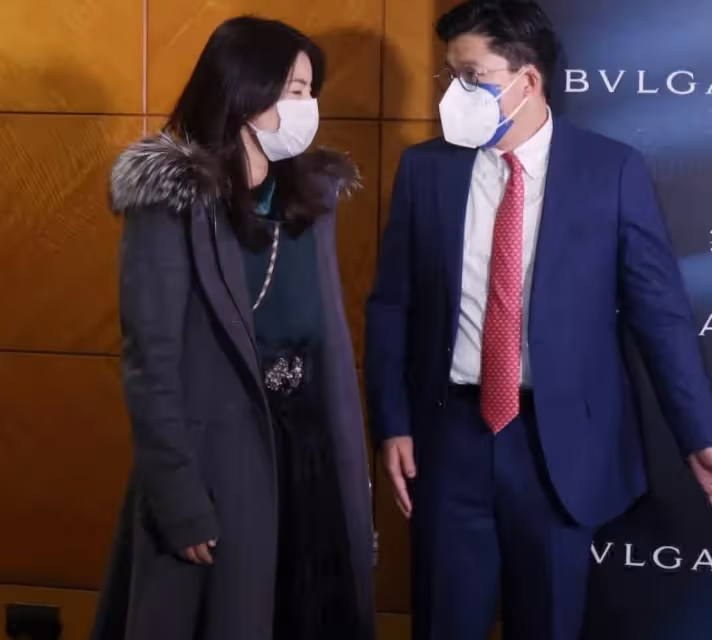 郭晶晶出席豪門派對，一改樸素拎53萬名牌包，與霍啟剛牽手太甜蜜