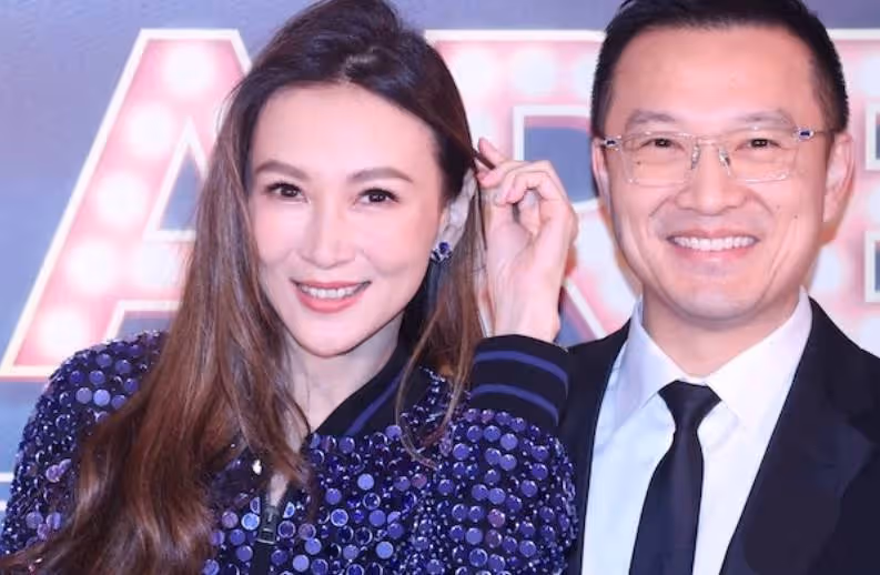 郭晶晶出席豪門派對，一改樸素拎53萬名牌包，與霍啟剛牽手太甜蜜