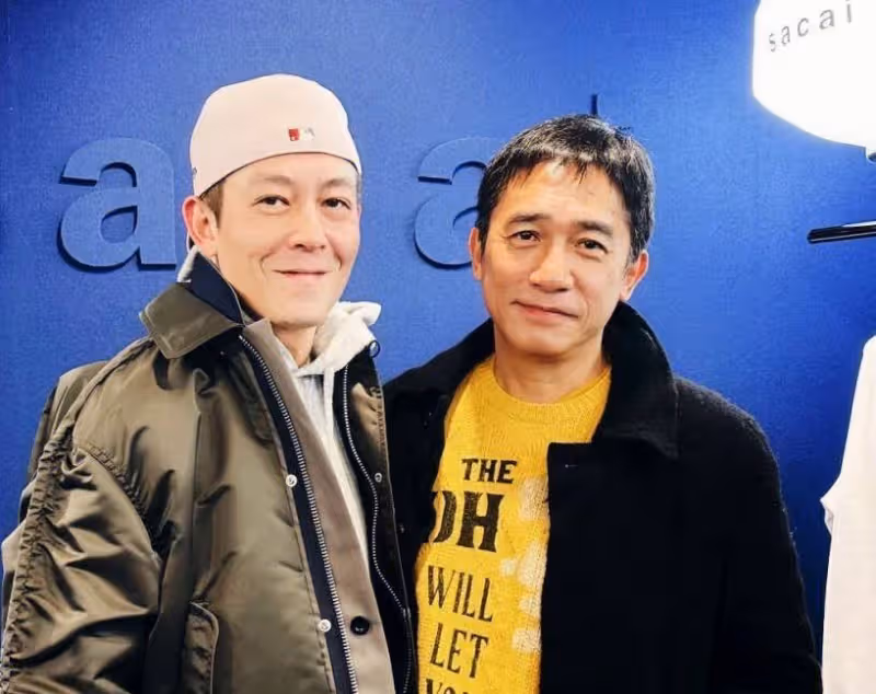 60歲梁朝偉和42歲陳冠希同框出鏡，一起合影一點也不顯老，相差18歲仿佛同齡人