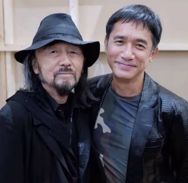 60歲梁朝偉和42歲陳冠希同框出鏡，一起合影一點也不顯老，相差18歲仿佛同齡人