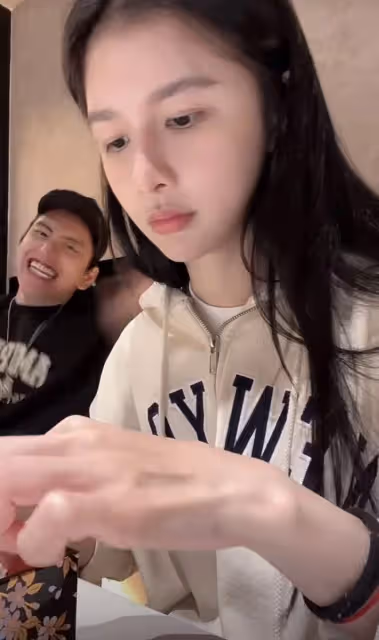 蔡卓宜官宣戀情後大方秀恩愛，王大陸搞怪入鏡，摸女友秀髮好寵溺
