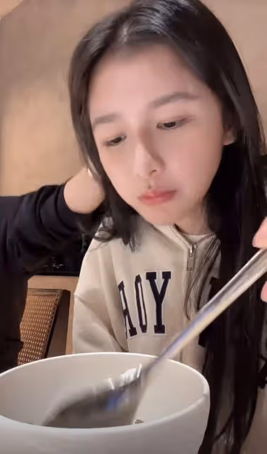 蔡卓宜官宣戀情後大方秀恩愛，王大陸搞怪入鏡，摸女友秀髮好寵溺