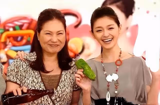 S媽欺軟怕硬「雙面人」性格，在面對張蘭和小S婆婆時，態度大不同