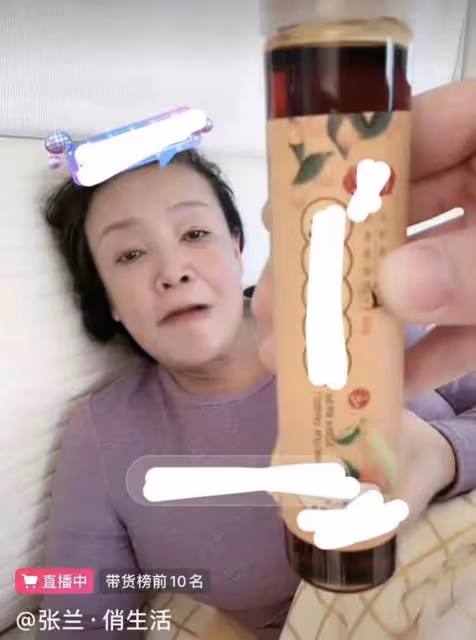 張蘭確診新冠第二天，仍堅持臥床直播，聲音嘶啞，汪小菲隔空送花