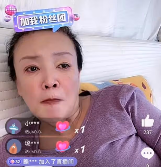 張蘭確診新冠第二天，仍堅持臥床直播，聲音嘶啞，汪小菲隔空送花