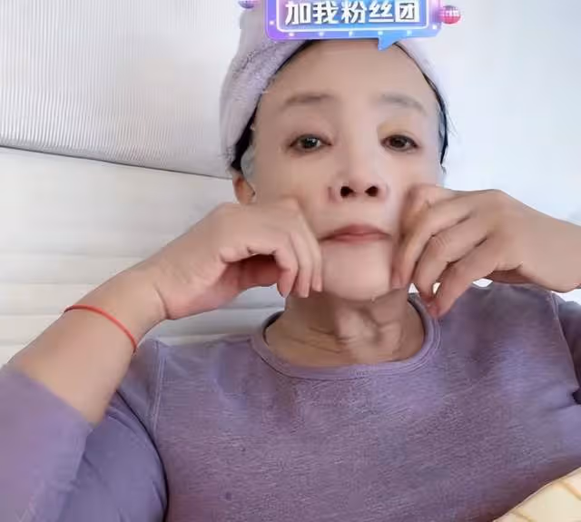 張蘭確診新冠第二天，仍堅持臥床直播，聲音嘶啞，汪小菲隔空送花
