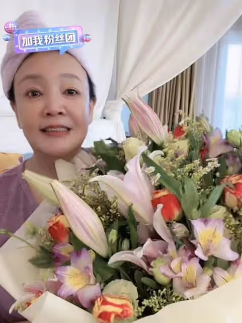張蘭確診新冠第二天，仍堅持臥床直播，聲音嘶啞，汪小菲隔空送花