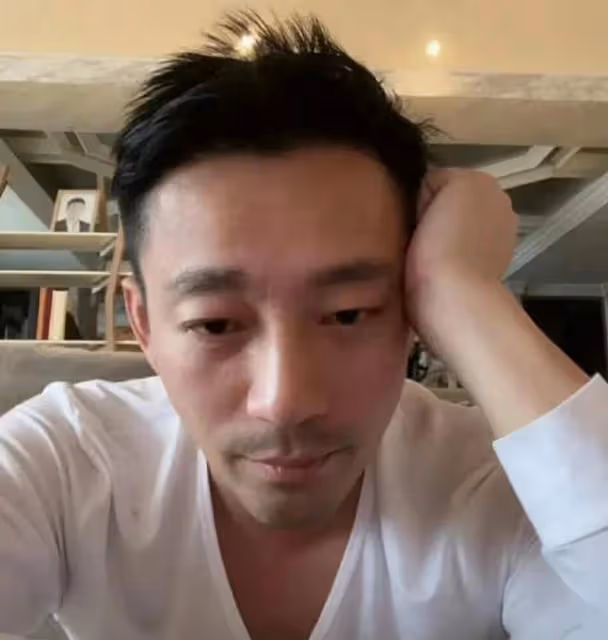 張蘭確診新冠第二天，仍堅持臥床直播，聲音嘶啞，汪小菲隔空送花