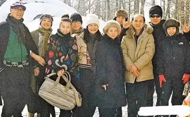 張蘭確診新冠第二天，仍堅持臥床直播，聲音嘶啞，汪小菲隔空送花