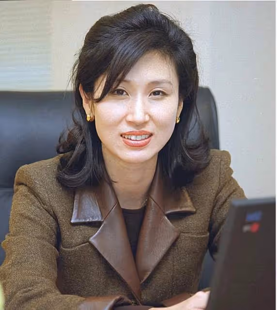 隱忍11年換百億資產，撕渣男老公奪SK集團，前總統之女盧素英夠狠