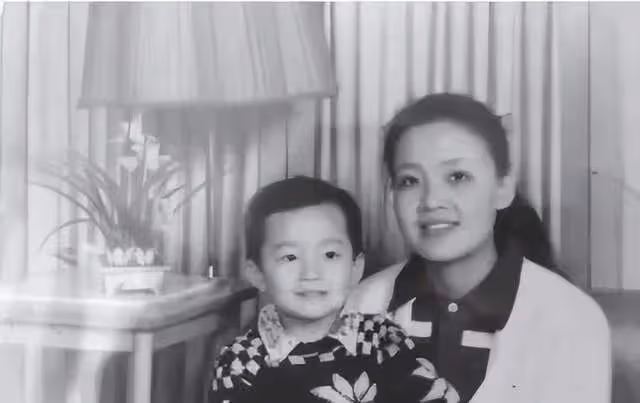 張蘭一輩子的意難平，未婚先孕倒追汪小菲父親，汪璽是何許人？