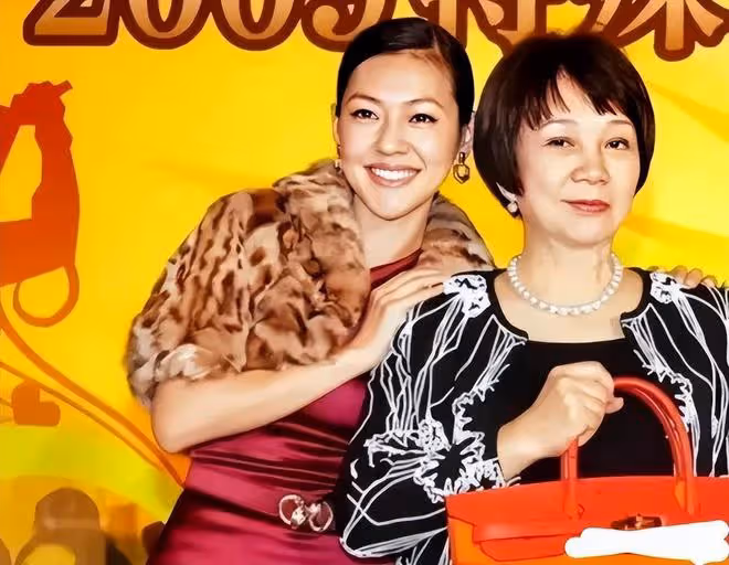 讓大S認道上大哥做乾爹，與張蘭互撕，體面的S媽黃春梅不體面人生