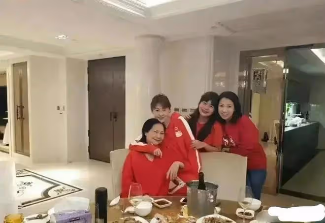 讓大S認道上大哥做乾爹，與張蘭互撕，體面的S媽黃春梅不體面人生