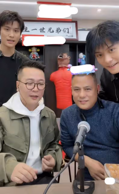 小楊哥爸爸不雅視頻後，小楊哥帶他上直播，漲了流量拿了好評？