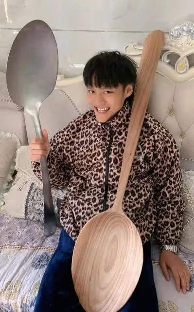 小楊哥爸爸不雅視頻後，小楊哥帶他上直播，漲了流量拿了好評？