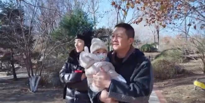 李亞鵬拍攝大雪節氣視頻，小女兒罕見出鏡，網友們卻在關心李嫣