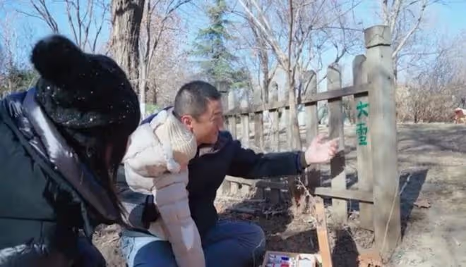 李亞鵬拍攝大雪節氣視頻，小女兒罕見出鏡，網友們卻在關心李嫣