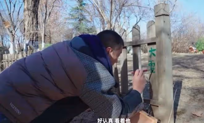 李亞鵬拍攝大雪節氣視頻，小女兒罕見出鏡，網友們卻在關心李嫣