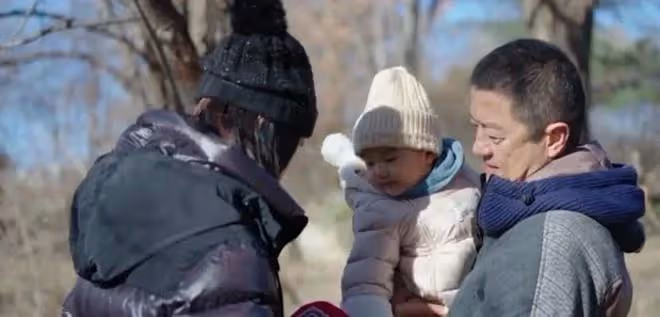 李亞鵬拍攝大雪節氣視頻，小女兒罕見出鏡，網友們卻在關心李嫣