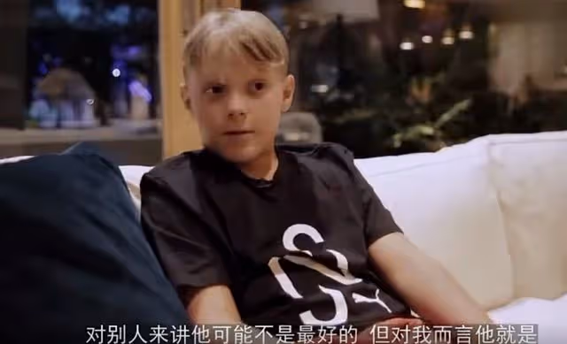 內馬爾賽後對兒子盧卡比心，C羅和梅西的兒子卻喜歡對方的爸爸