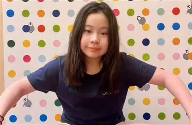 豪門受不受寵區別有多大？呂麗君女兒邊緣化，甘比女兒玩頂級派對