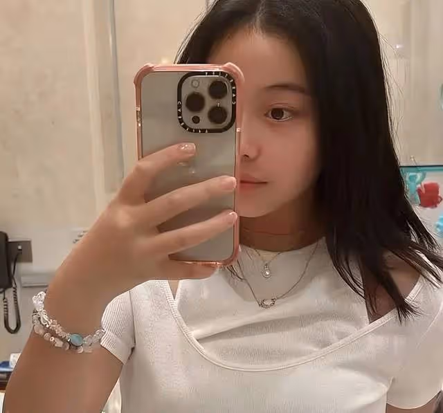 豪門受不受寵區別有多大？呂麗君女兒邊緣化，甘比女兒玩頂級派對