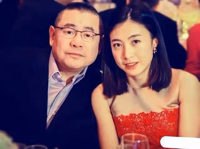豪門受不受寵區別有多大？呂麗君女兒邊緣化，甘比女兒玩頂級派對
