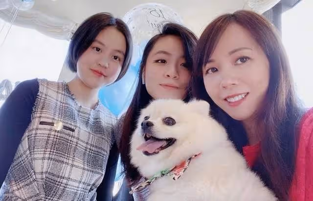 豪門受不受寵區別有多大？呂麗君女兒邊緣化，甘比女兒玩頂級派對