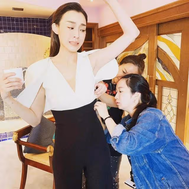 范瑋琪父親去世大小S發文悼念，兩位親人接連去世范瑋琪悲痛不已