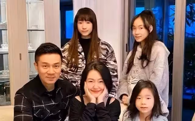 大小S公開給台獨藝人送花籃，一家人顯露真面目，這下徹底不裝了