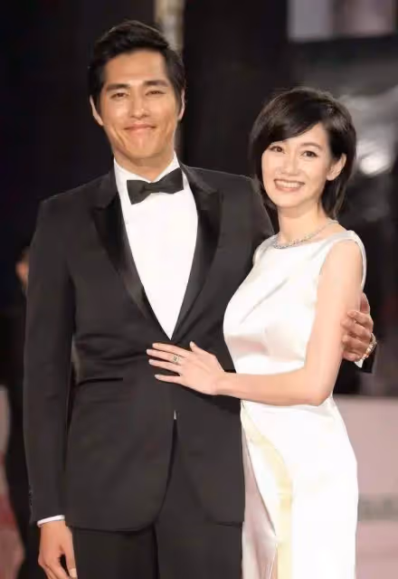 藍正龍一家四口很溫馨，周渝民夫妻合照超甜蜜，沒娶大S都很幸福