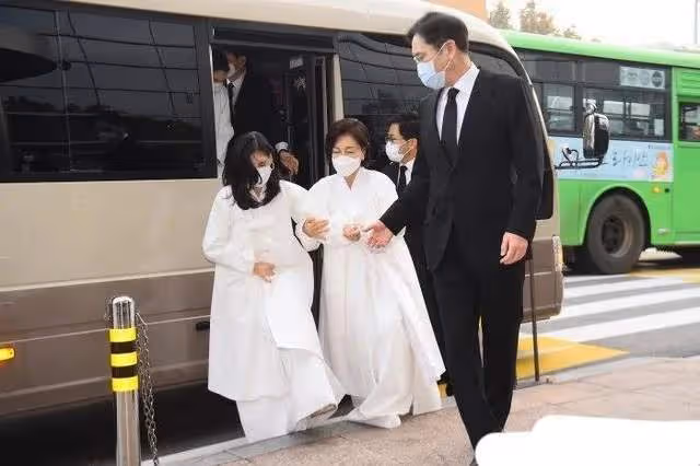 出生就擁有上億資產，卻在26歲為情自殺，三星小公主李尹馨值得嗎