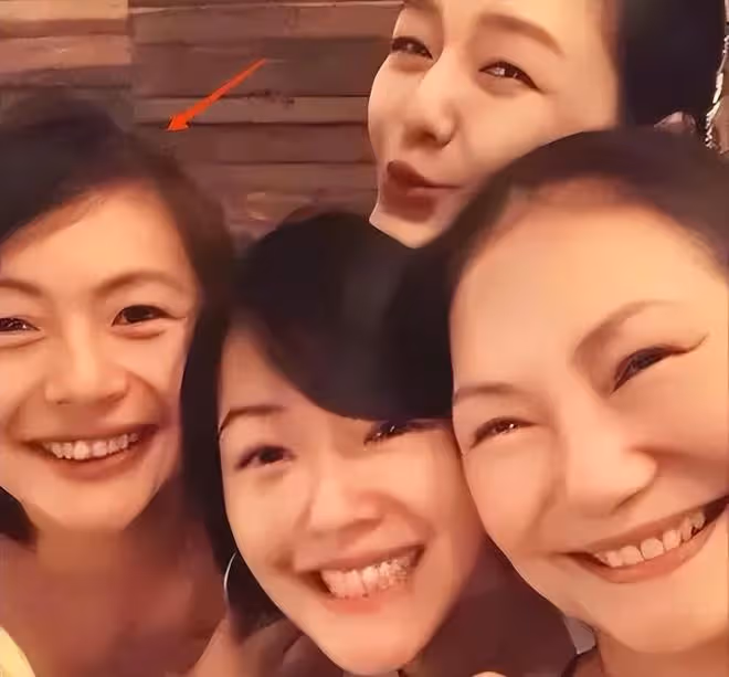 大S親姐徐熙嫻，看似老實卻最精明，替大S兜底，幫汪小菲看孩子