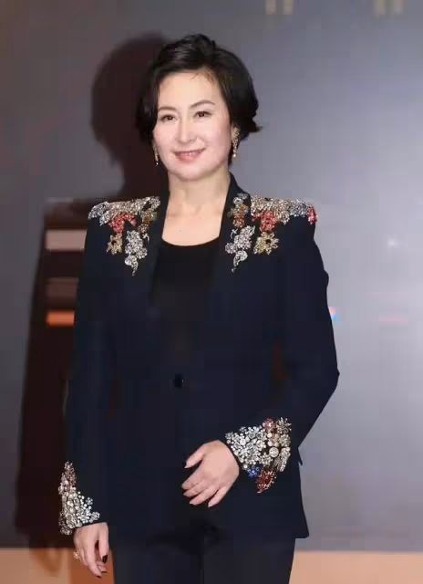 何超瓊笑了，梁安琪得意了，賭王家族3塊賭牌續約十年，雙贏
