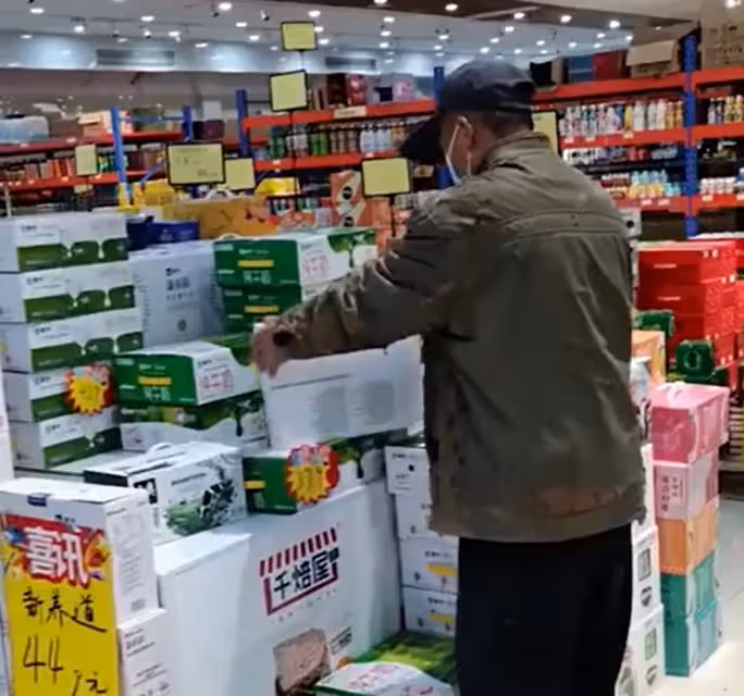 癌末妻想喝牛奶！撿回收阿伯「攢錢進超市」哀嘆：買不起  老闆「脫口善意謊言」惹哭網友