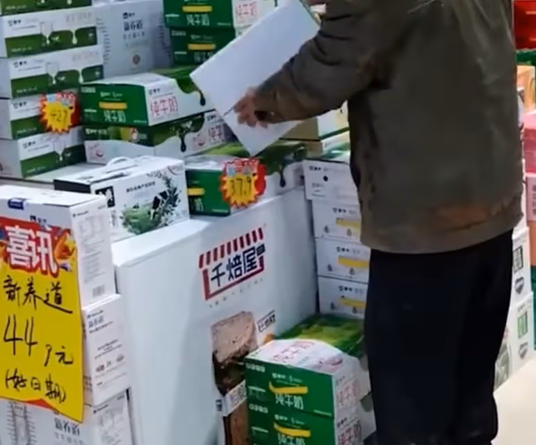 癌末妻想喝牛奶！撿回收阿伯「攢錢進超市」哀嘆：買不起  老闆「脫口善意謊言」惹哭網友