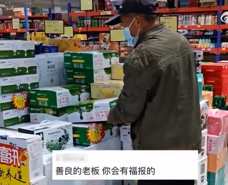 癌末妻想喝牛奶！撿回收阿伯「攢錢進超市」哀嘆：買不起  老闆「脫口善意謊言」惹哭網友