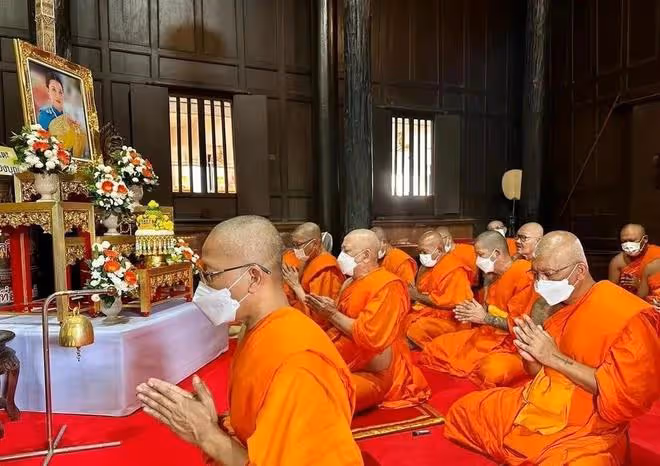 生死一線！泰國王室帕公主靠人工心肺維持生命，民眾悲傷僧人祈福