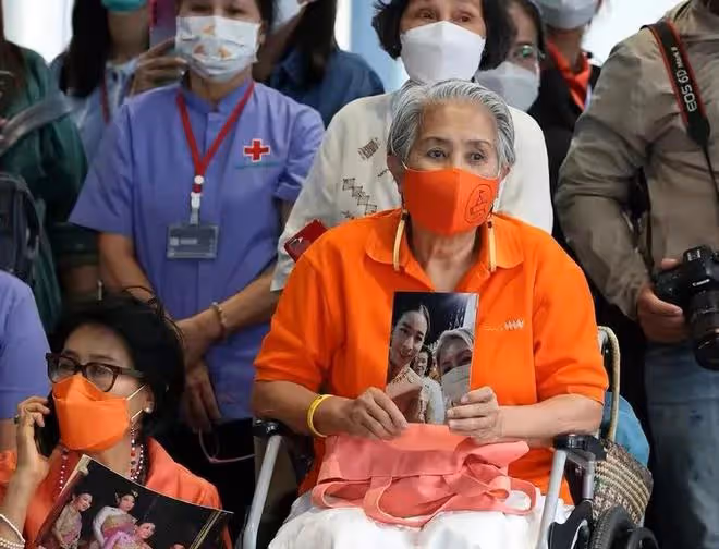 生死一線！泰國王室帕公主靠人工心肺維持生命，民眾悲傷僧人祈福